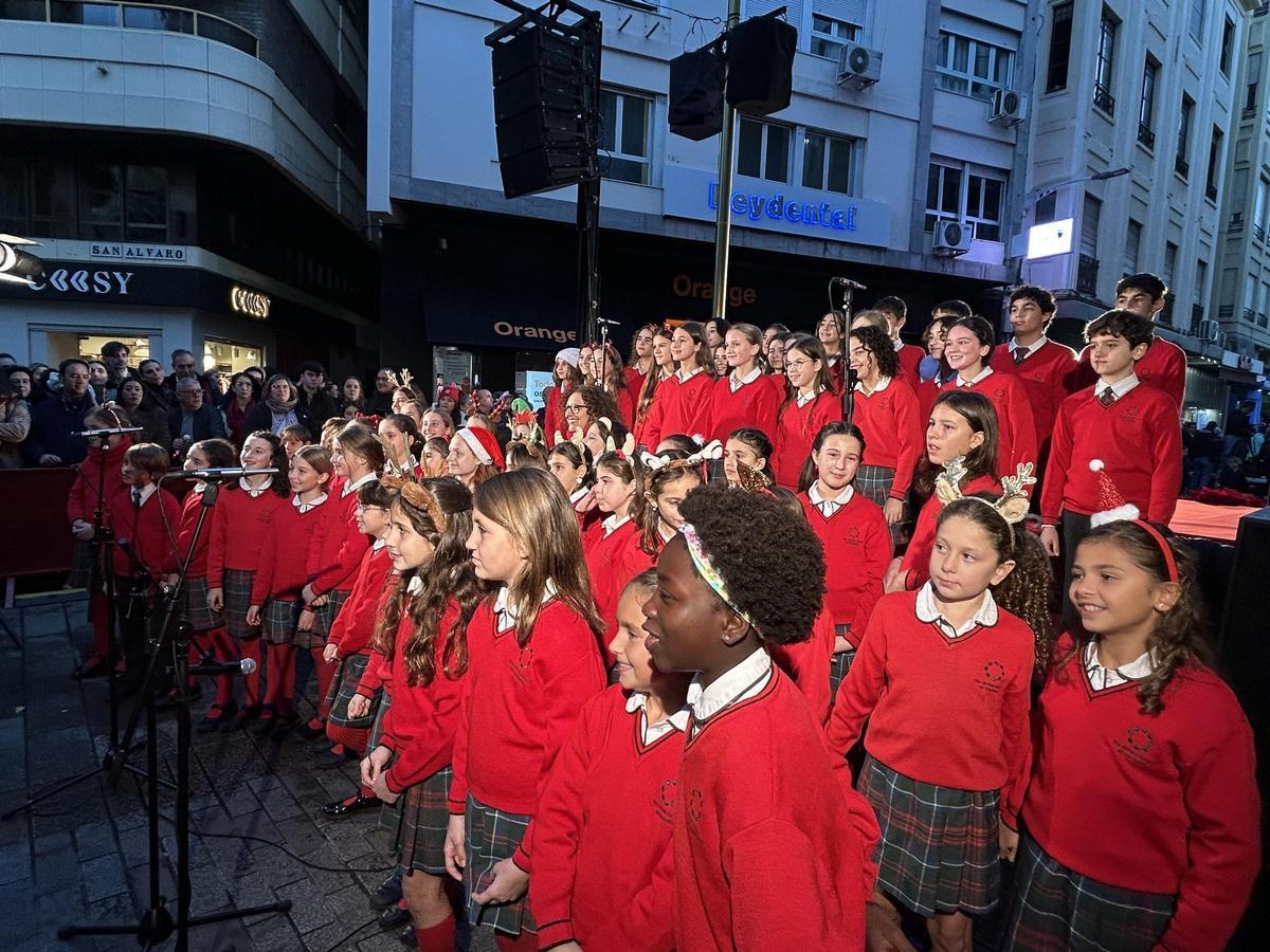 El coro del Colegio Británico de Córdoba, un año más en la inauguración de la iluminación navideña en Córdoba.