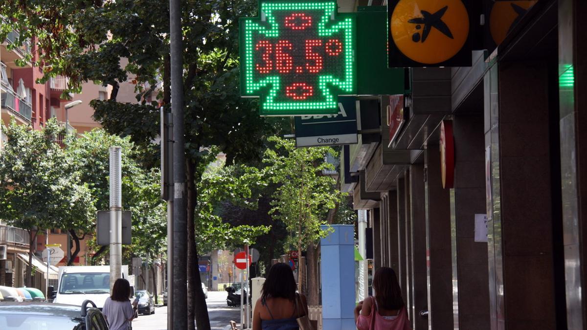 Un termómetro marca 36,5º a la sombra en Girona, este mediodía