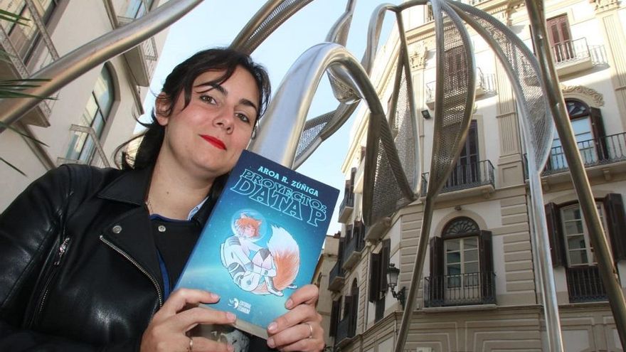 La escritora, ayer con su novela en el Centro de Málaga.