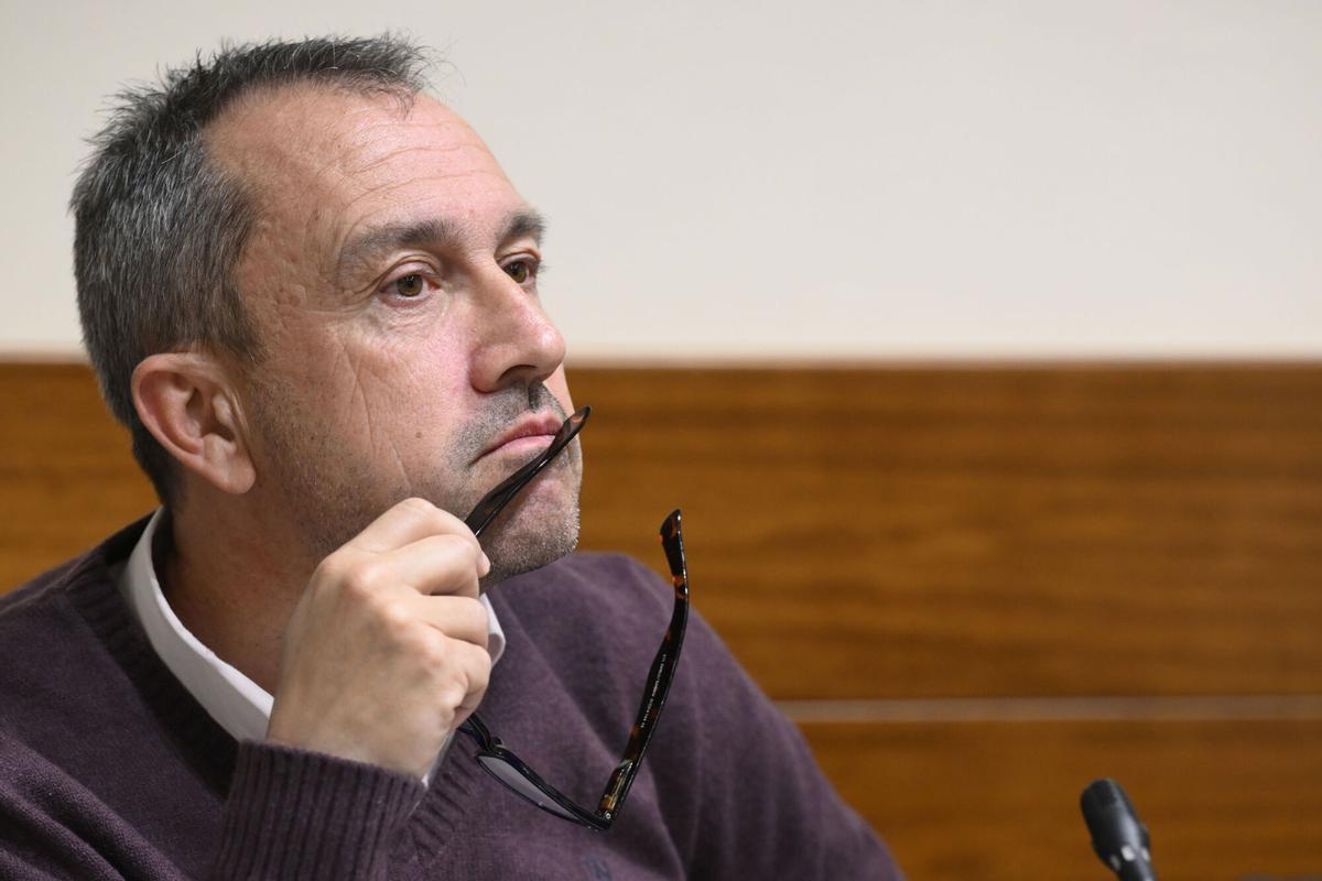 El consejero de Ordenación de Territorio, Urbanismo, Vivienda y Derechos Ciudadanos, Ovidio Zapico, responde a varias preguntas en comisión de la Junta General este martes.