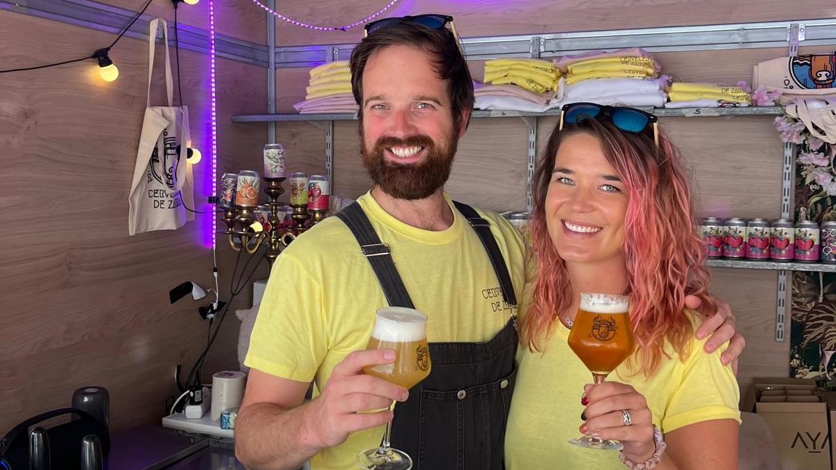 Bastian y Melissa en su estand de Cervecería de Zarra.