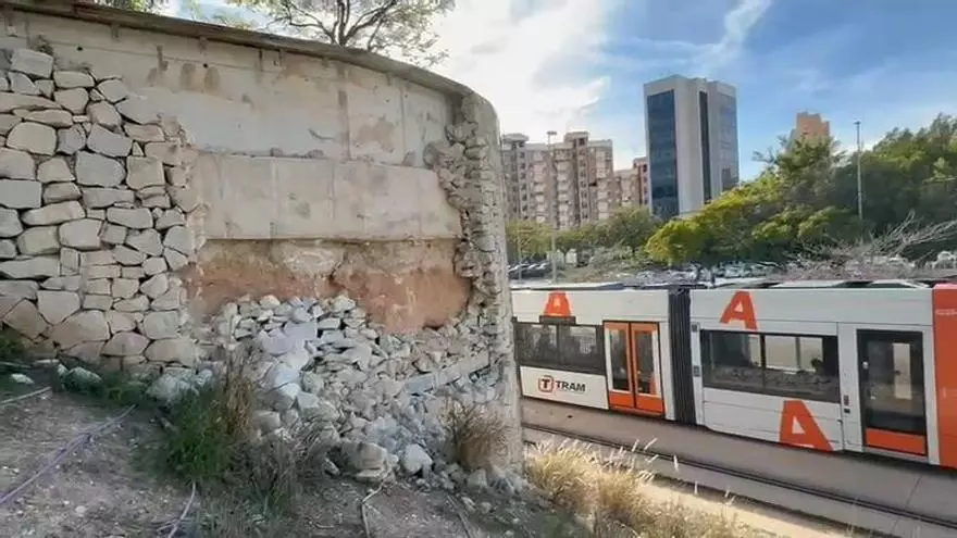 Un muro derruido junto al TRAM de Alicante, sin reparar desde 2023