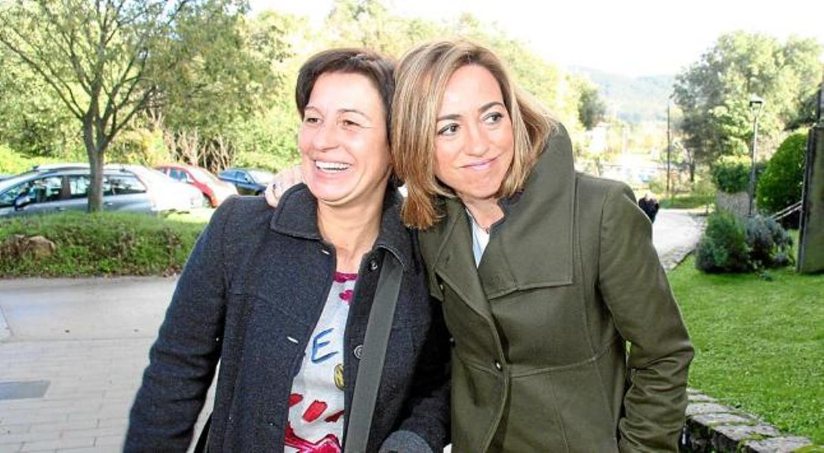 Eulàlia Lluch i Carme Chacón, abraçades a la foto, van recordar ahir l'històric dirigent socialista