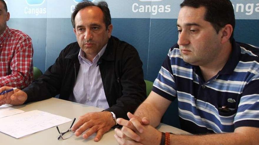José Enrique Sotelo y Pío Millán, en una comparecencia en la sede del PP de Cangas.