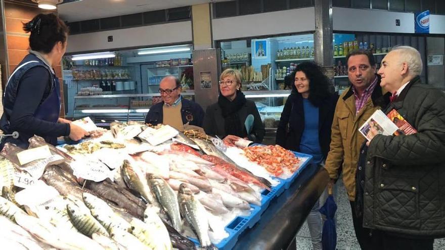 Los inspectores durante una visita a puestos de alimentos de plazas de abastos.