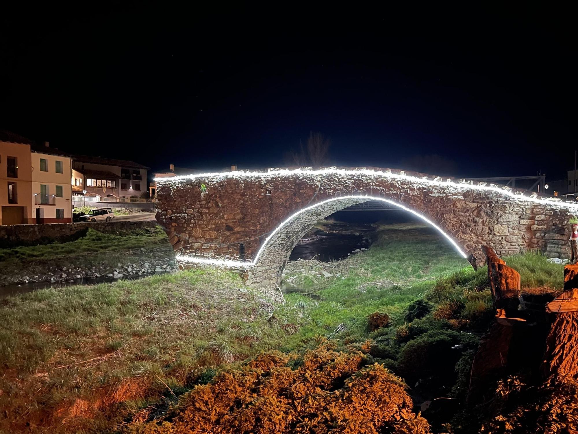 El Puente Viejo de Vilaller iluminado