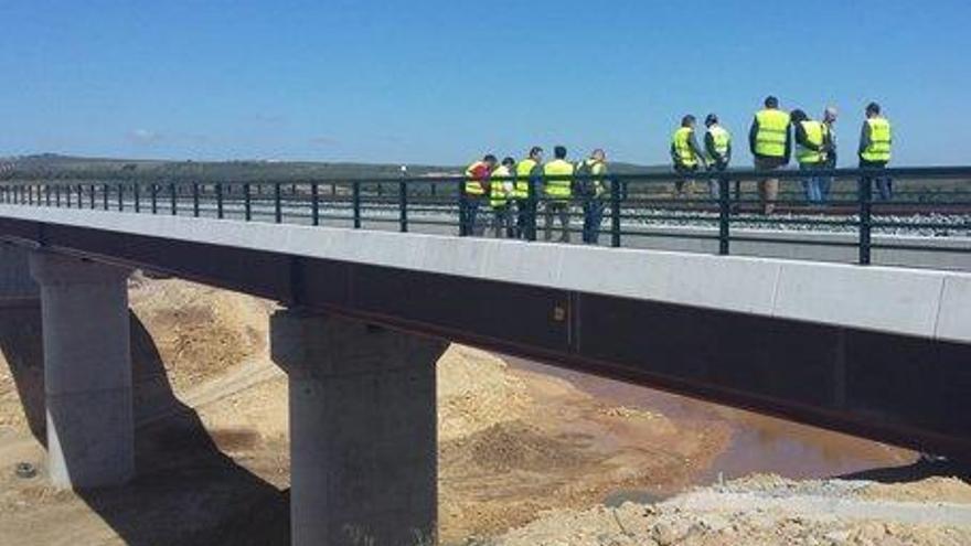 Imagen del nuevo puente sobre el arroyo de las Tinajas.