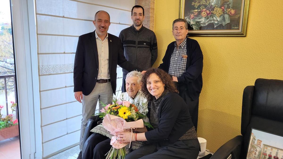 L'alcalde Aloy i la regidora Homs amb Llúcia Bastardas i família