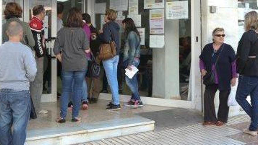 Un grupo de personas frente a la oficina del SOIB en Ibiza.