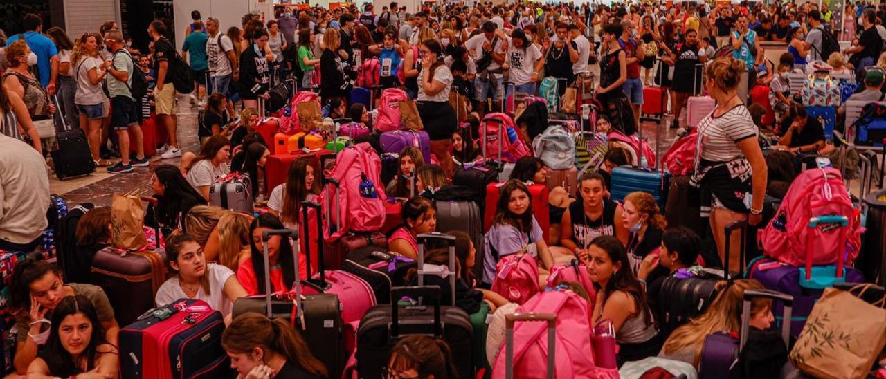 Pasajeros en la estación de Sants afectados por la suspensión del AVE entre Madrid y Figueras.