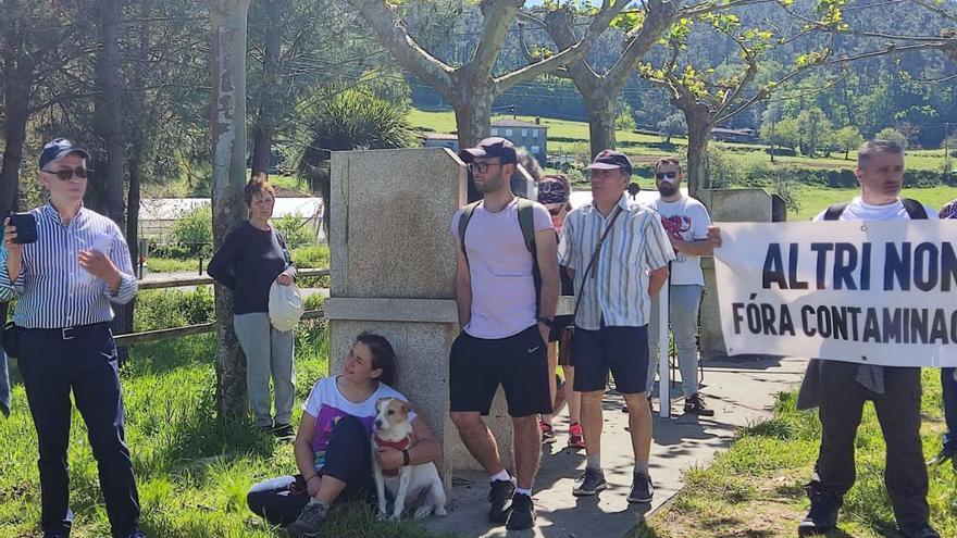 Unas 400 personas acuden a la marcha contra la planta de Altri en Portodemouros