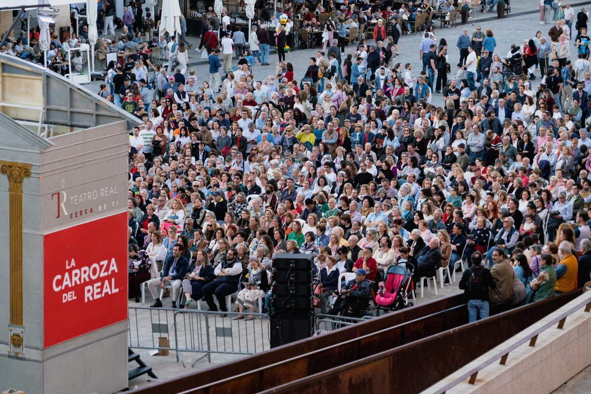 Carroza del Teatro Real en la Plaza Mayor de Cáceres.