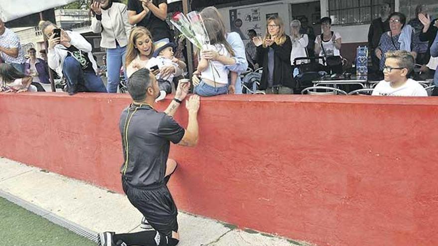 El colegiado Juan Miguel Ruiz pidió la mano a su prometida antes de un partido.