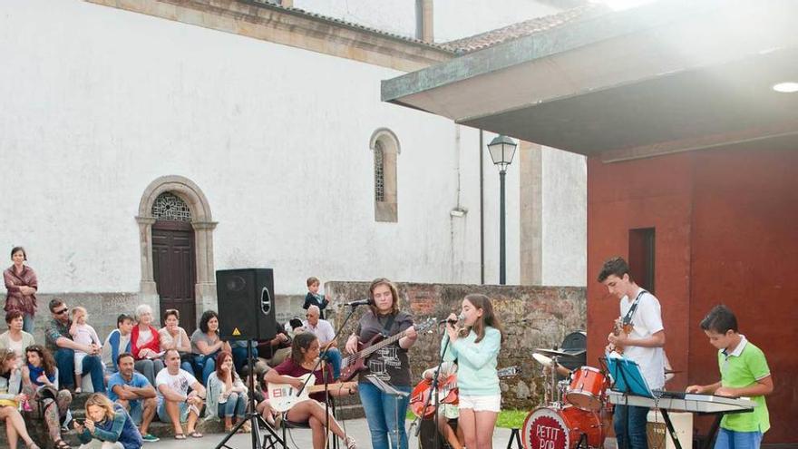 &quot;Los Crak&quot; durante su actuación del jueves en Colunga.