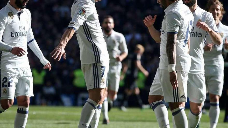 Cristiano Ronaldo celebra su gol ante el Granada junto a Isco, izquierda, y Marcelo, derecha.