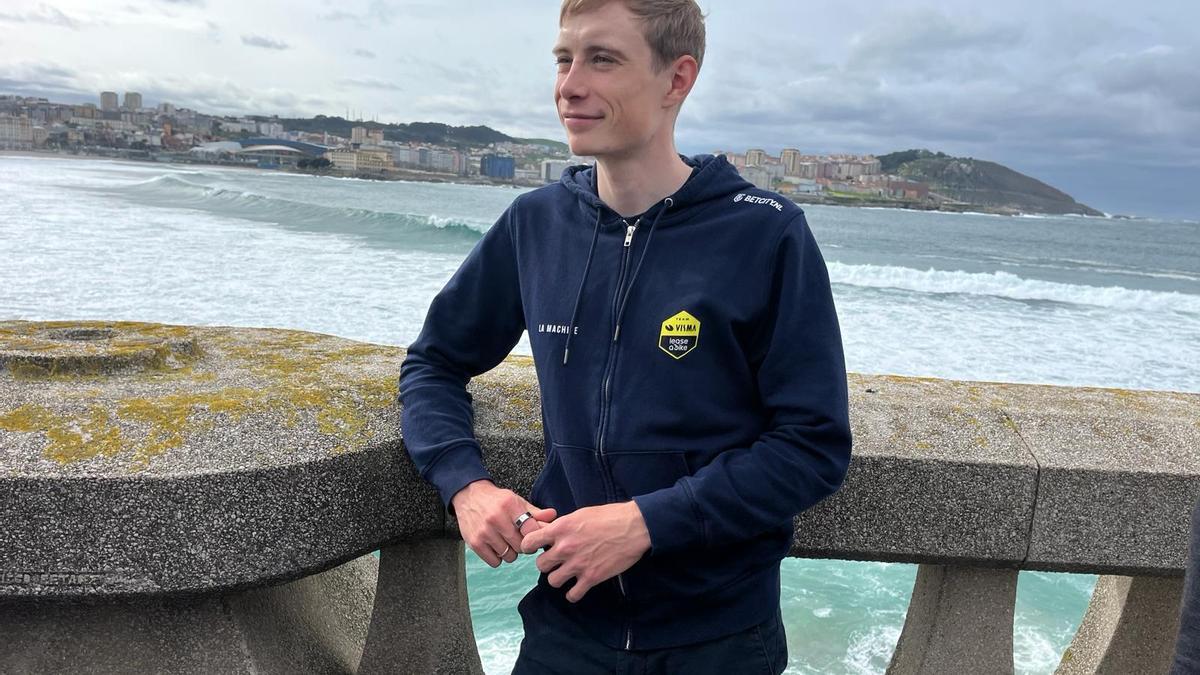 Jonas Vingegaard, frente a la playa de Riazor, en A Coruña