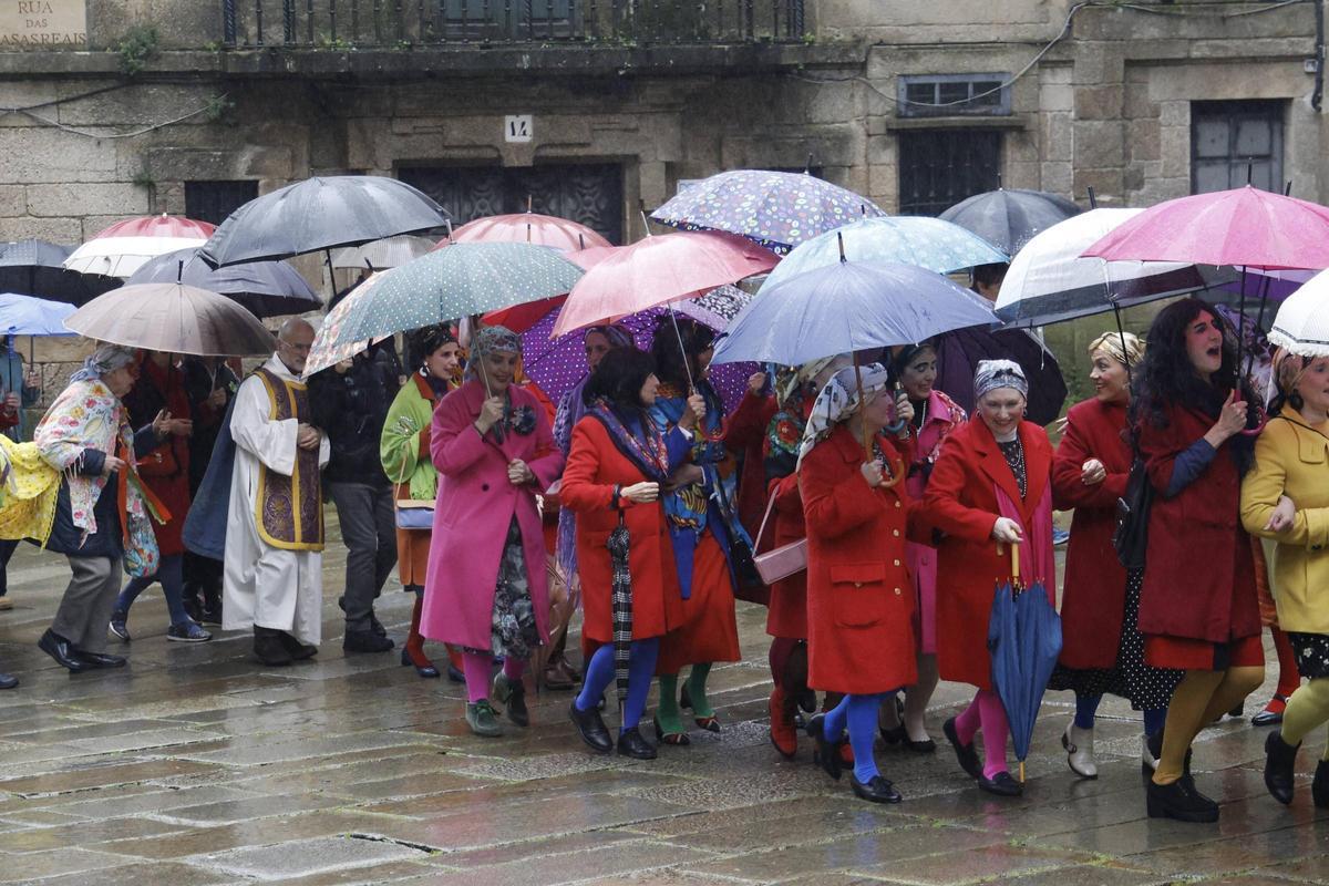 A comparsa de Maruxas e Coralias enche Compostela de cor