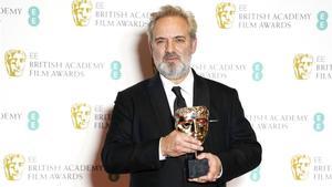 Sam Mendes, con un Bafta, en Londres, este domingo.