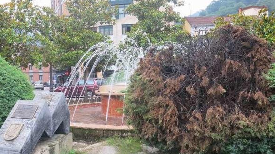 Quejas por el abandono de la plaza del Campo en Moreda