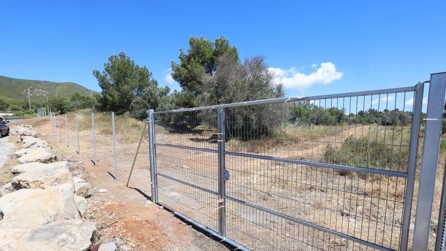 Comienza el vallado del solar ocupado junto al Hospital de Ibiza