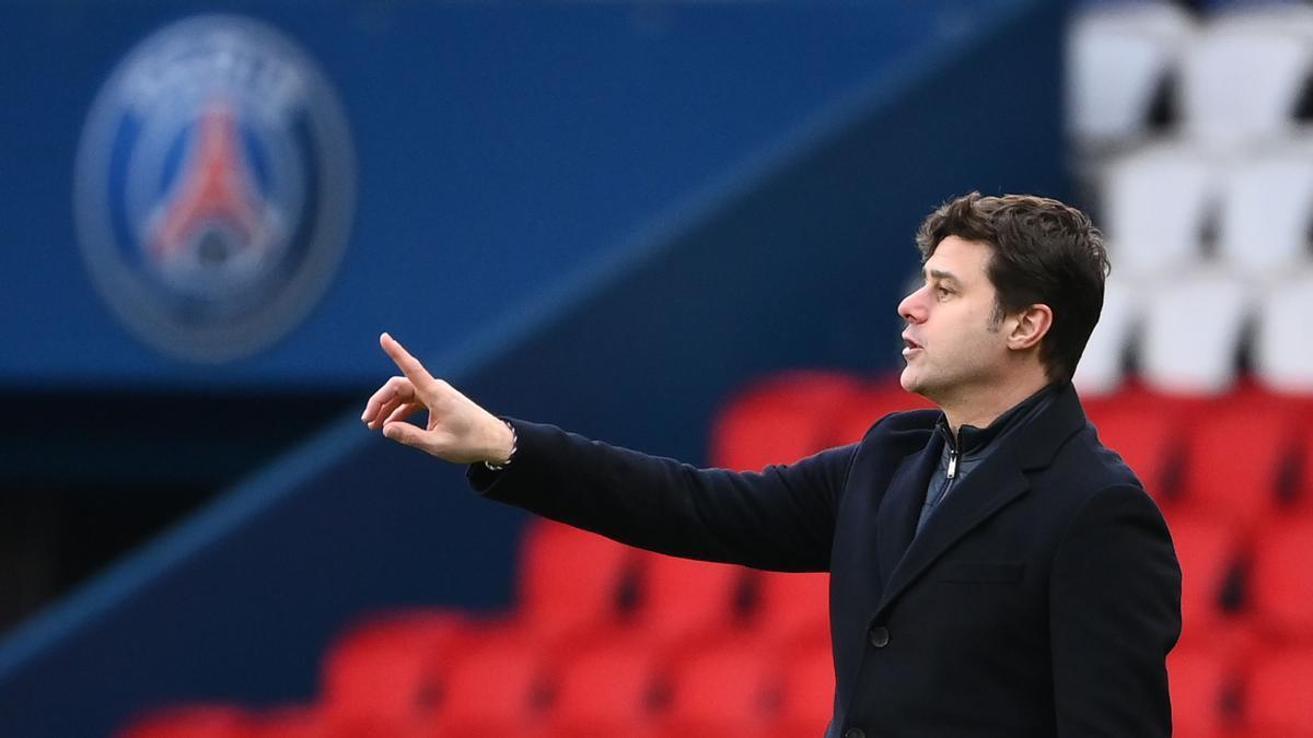 Pochettino da instrucciones en el Parque de los Príncipes en el último partido del PSG ante el Niza.