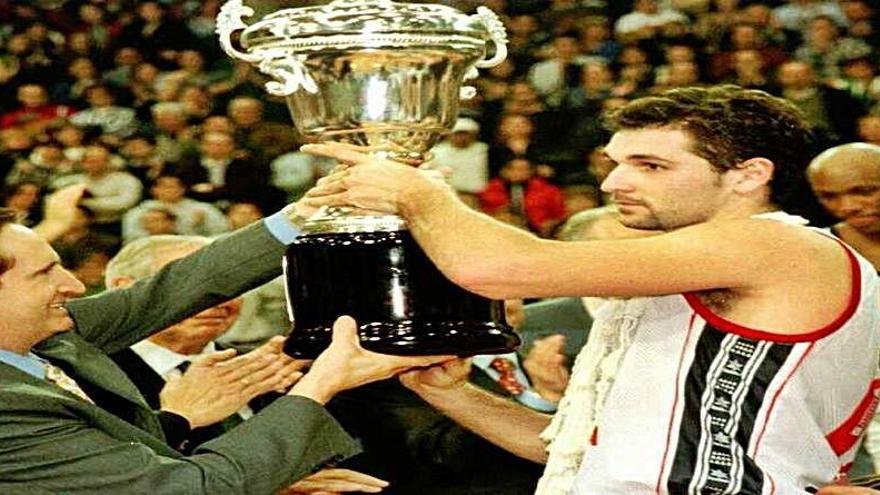 Víctor Luengo recibe la copa de campeones.