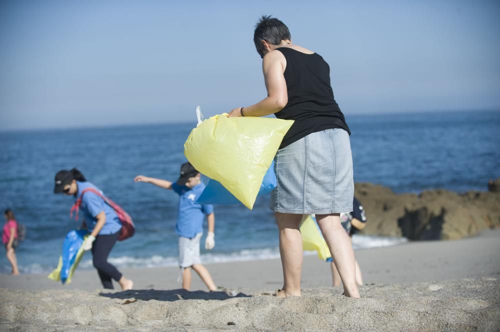 Recogida voluntaria de basura en la playa