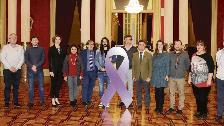 Foto de los portavoces con el lazo lila en el Parlament