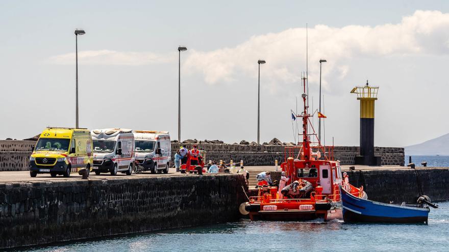 Archivo - Un barco de Salvamento Marítimo, a su llegada al Muelle de La Cebolla con la patera de 34 migrantes, a 1 de septiembre de 2021, en Lanzarote, Islas Canarias (España). La patera con los migrantes fue avistada al norte de Arrecife y una embarcació