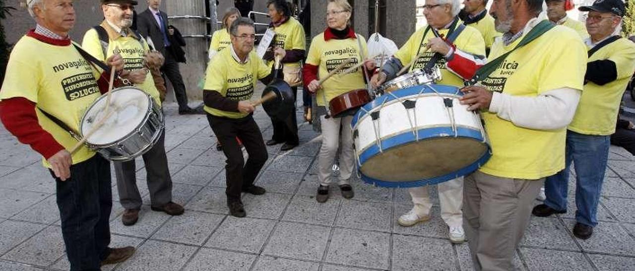 Un grupo de preferentistas, en una protesta ante los juzgados de Vigo.