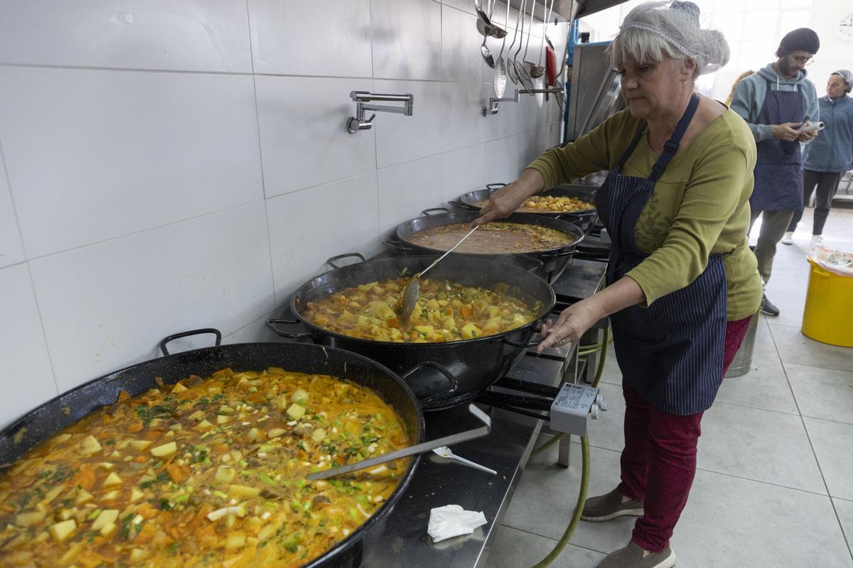 Valencia. Fundación Ayuda a una familia. La ong que da de comer a personas sin hogar duplica las raciones y llega a 500 al día. Instalaciones. FUNDACIÓN AYUDA UNA FAMILIA . REPARTO DE 400 RACIONES DE COMIDA AL DÍA . VOLUNTARIOS