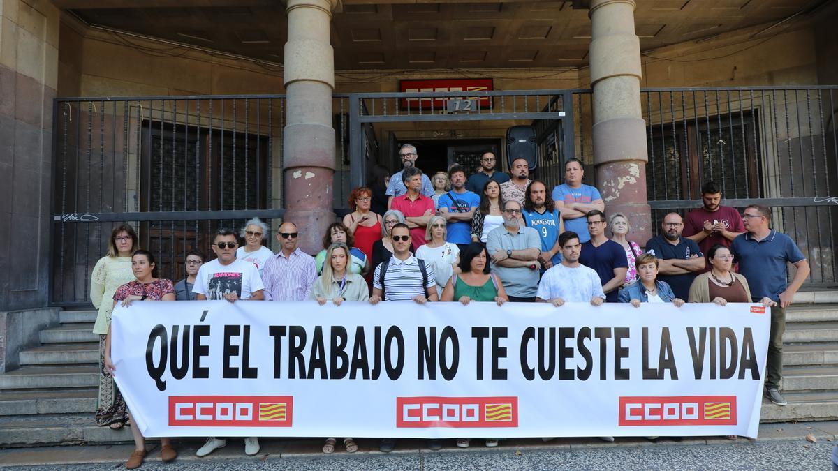 Concentración en protesta en la sede de CCOO Aragón por las muertes en el trabajo, el pasado 26 de julio.