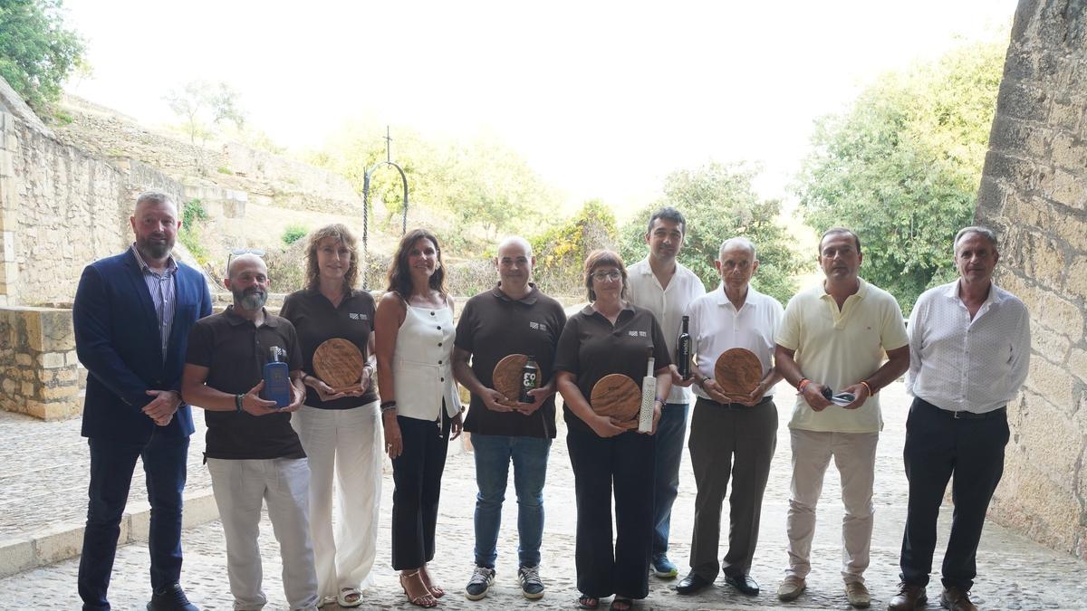 Los representantes de la Diputación junto a los premiados en el certamen.