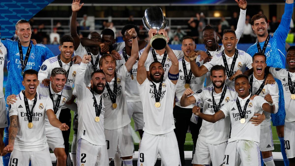 El Real Madrid celebra la Supercopa de Europa conseguida en 2022