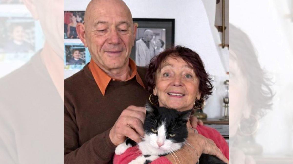 Els propietaris amb l'animal.