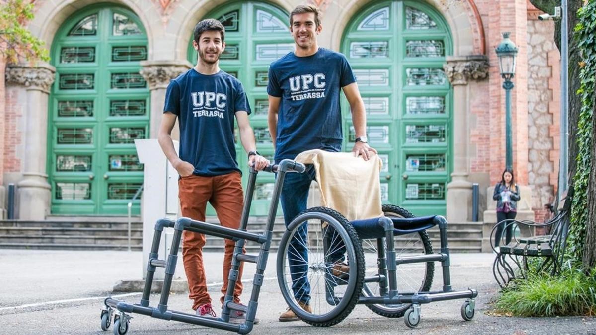 Adrià Sallés (izquierda) y Bernat Vila, con el prototipo de silla de ruedas barata desarrollada en la UPC.