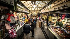 Paradas exteriores del Mercado de Collblanc de LHospitalet.