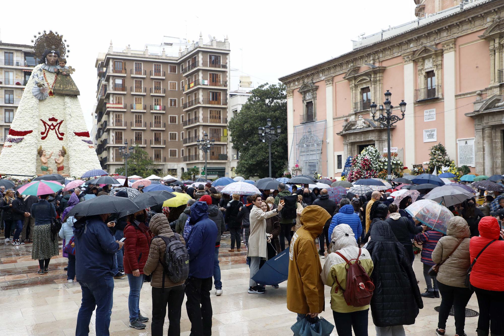 Cientos de personas se acercan a visitar el manto de la Virgen