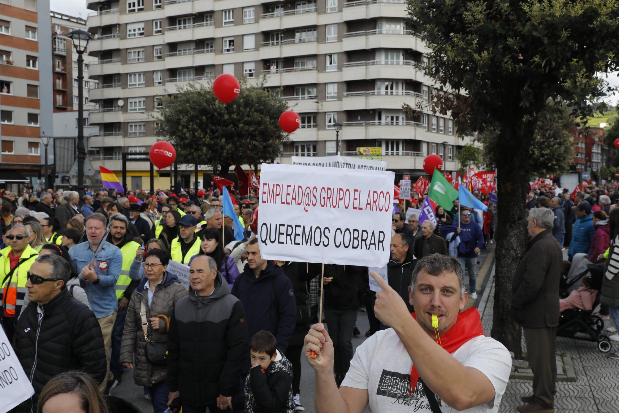 Manifestación de los sindicatos mayoritarios en Langreo por el 1 de mayo.