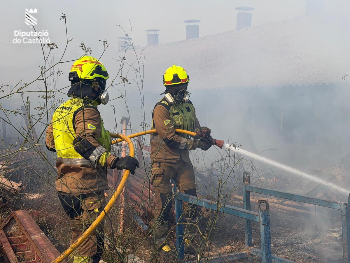 El Consorcio de Bomberos de Castellón continúa trabajando en el incendio forestal de la Vall d'Uixó