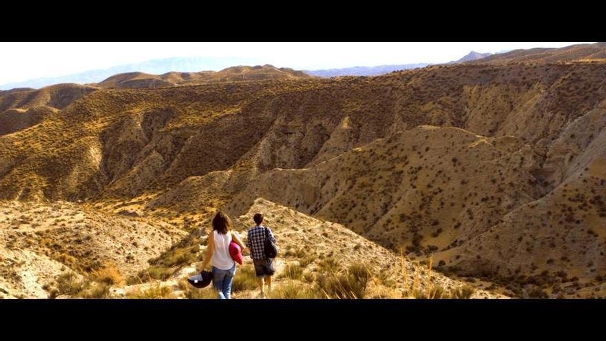 La película cuenta la historia de una pareja que hace una escapada al desierto y, una vez allí, se encuentra con una situación límite que no había planeado.