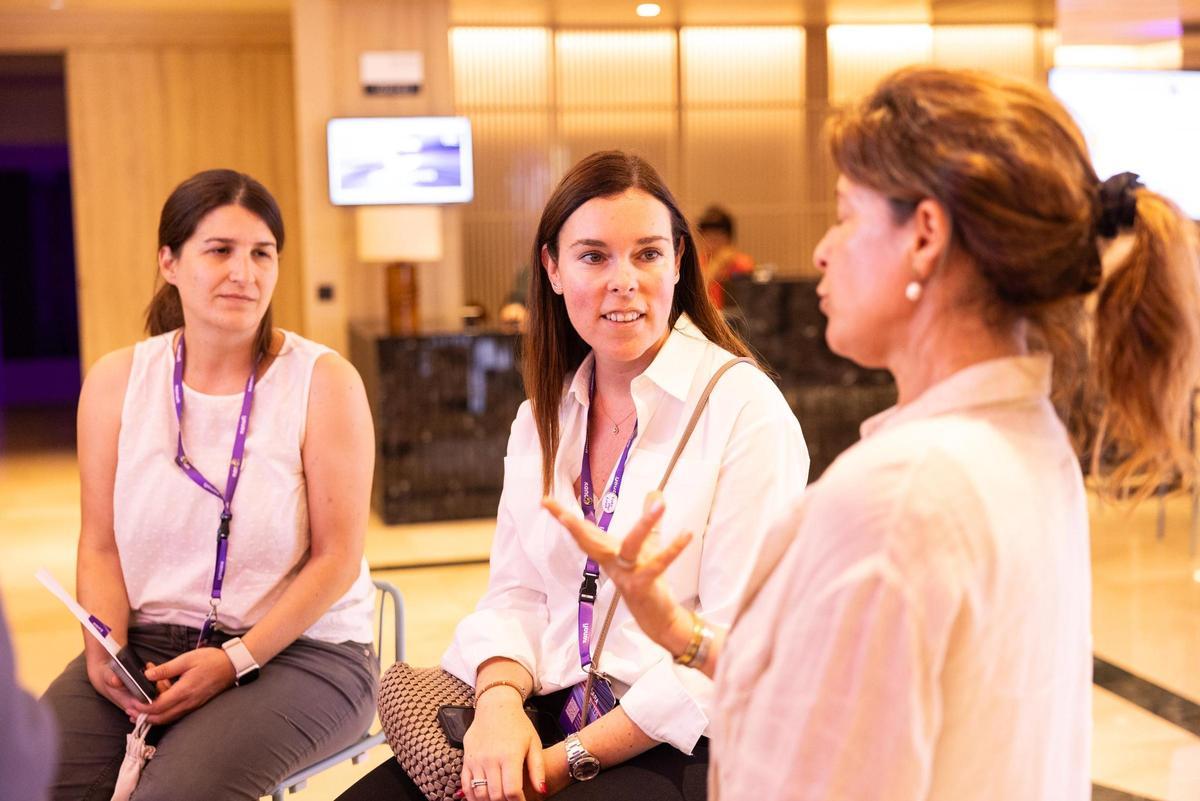 En el centro, Lara Carreter, directora del Hub Global de Sanofi en Barcelona.