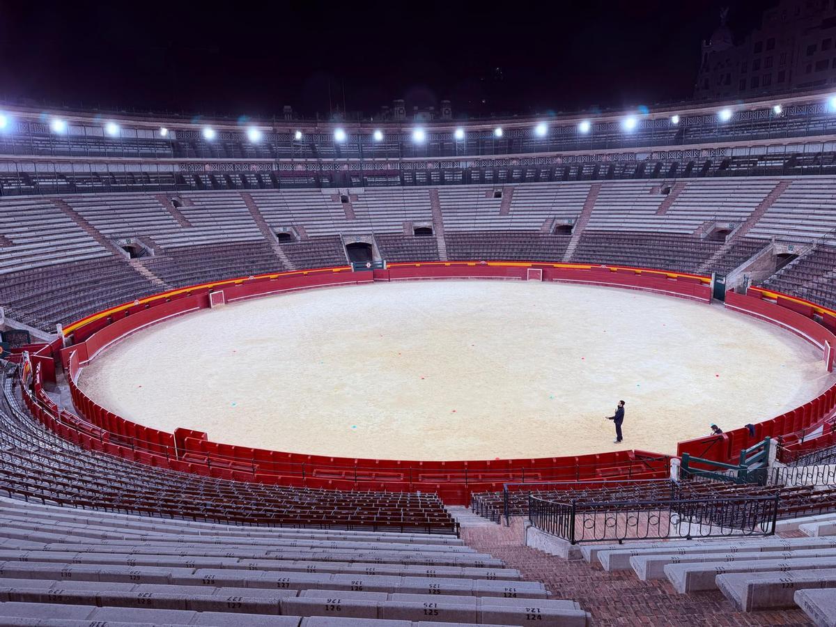 Imagen de los nuevos proyectores de luz con tecnología LED en funcionamiento durante esta semana en el coso de la calle Xàtiva.