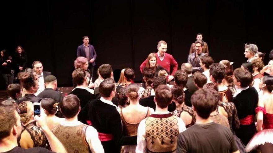 La reina Sofía, las infantas y los Reyes charlan con miembros de la Compañía Nacional de Danza.