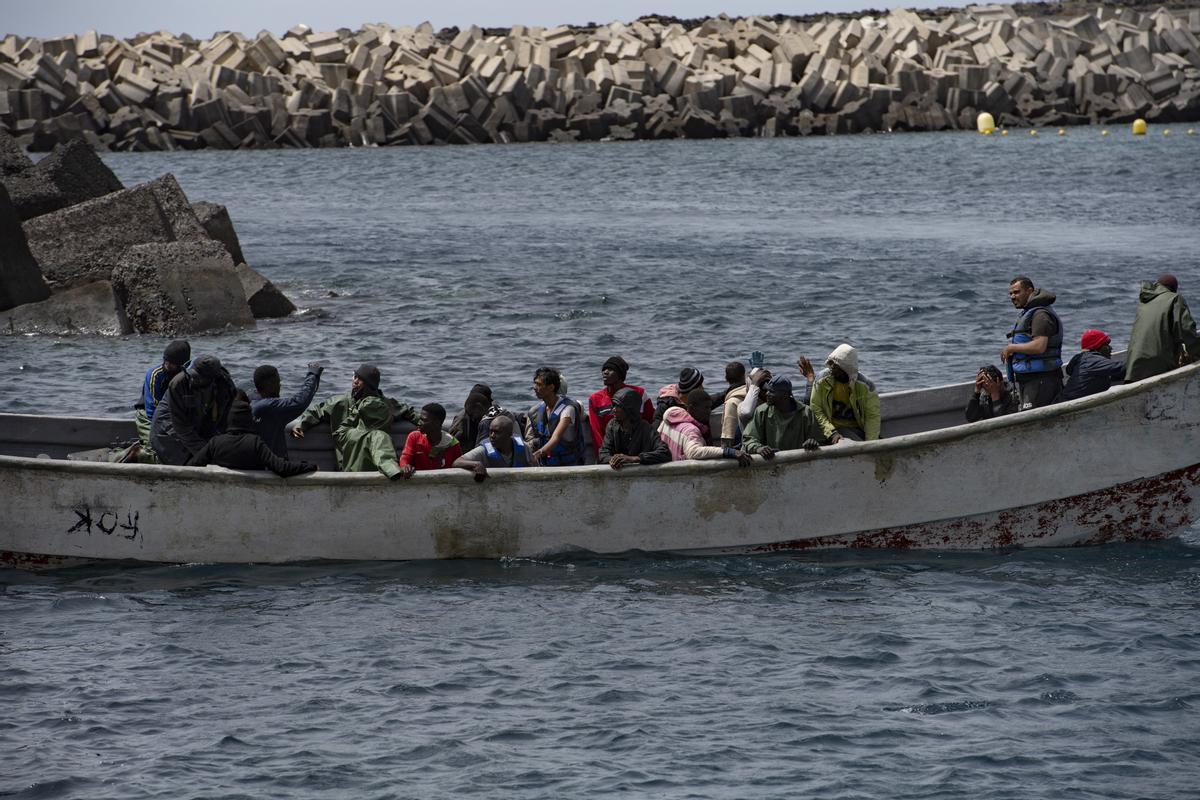Un cayuco a su llegada al puerto de La Restinga