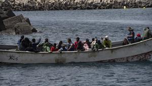 Un cayuco a su llegada al puerto de La Restinga