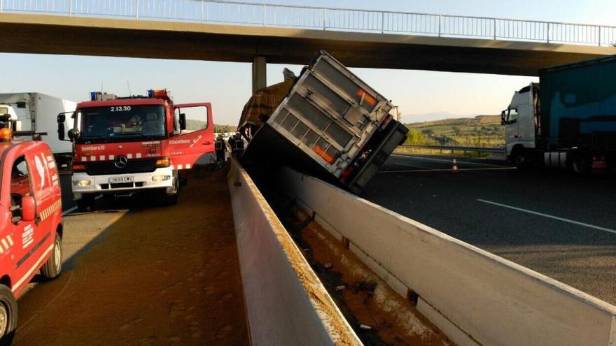 Normalitzada l&#039;AP-7 a Vilafant sis hores després de l&#039;accident d&#039;un camió carregat de pinso