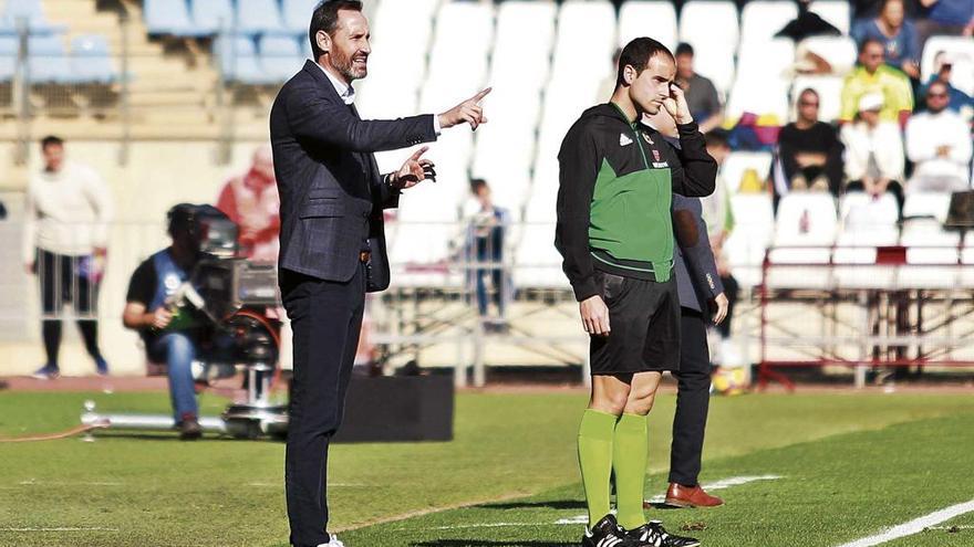 Vicente Moreno da instrucciones a sus jugadores, ayer en AlmerÃ­a.