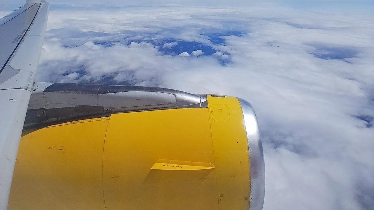 Un avión de Vueling en pleno vuelo en una imagen tomada ayer.