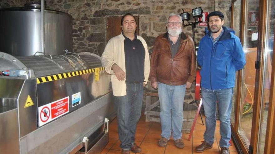 Armenteros, el distribuidor canadiense Brian Ferguson y el viticultor Antón Giráldez, ayer en Ribela.